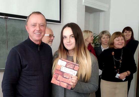 Поет Тарас Федюк з переможницею конкурсу на краще запитання від глядацької аудиторії